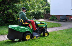 Grundstückspflege - z.B. regelmäßige Rasenpflege