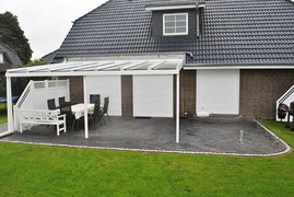 Pflasterarbeiten - Terrasse inklusive halbrunder Stufe mit Graniteinfassung